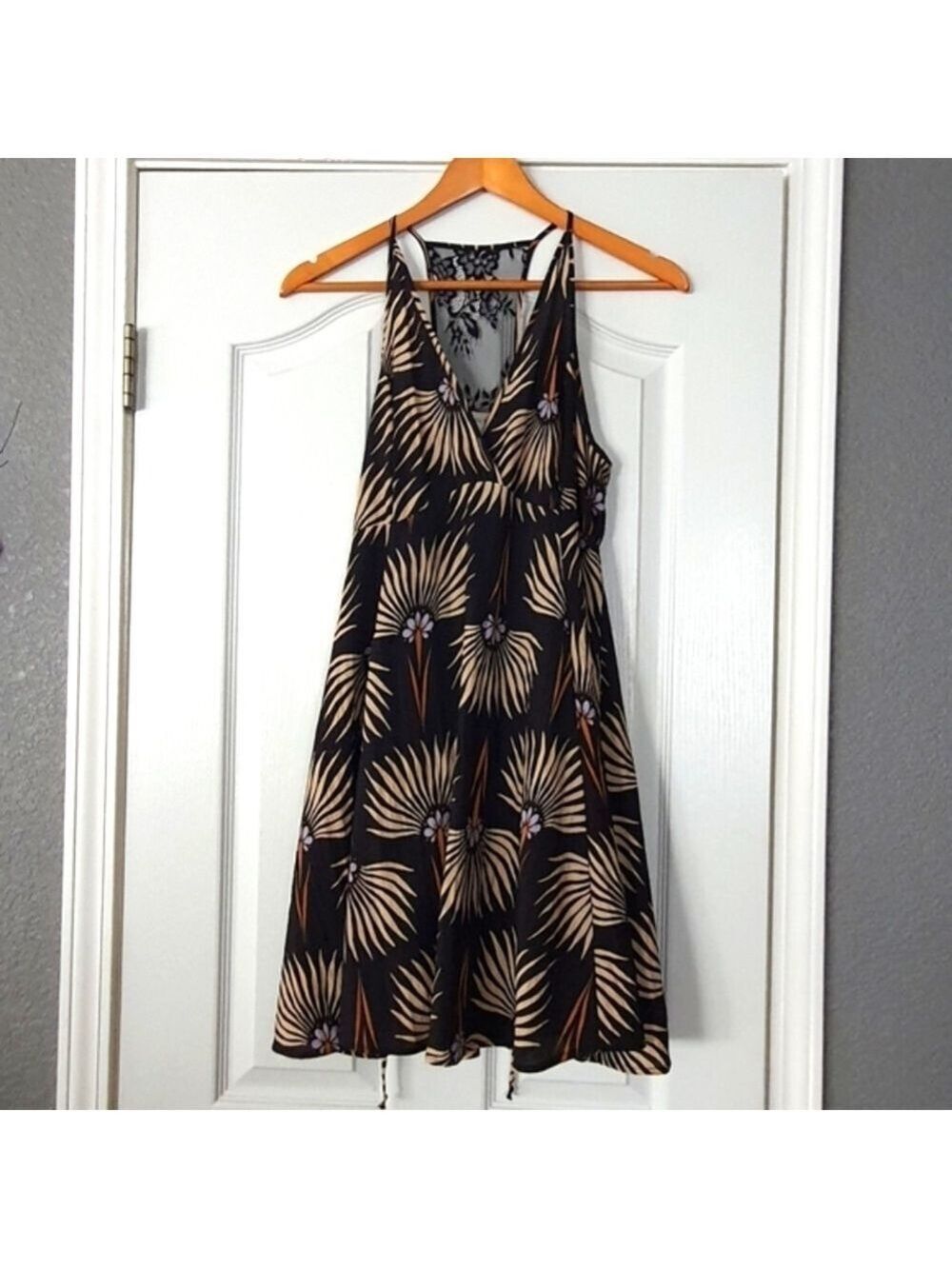 Everly Tropical Leaf Print Mini Dress Womens S Black Tan Vneck Lace Back